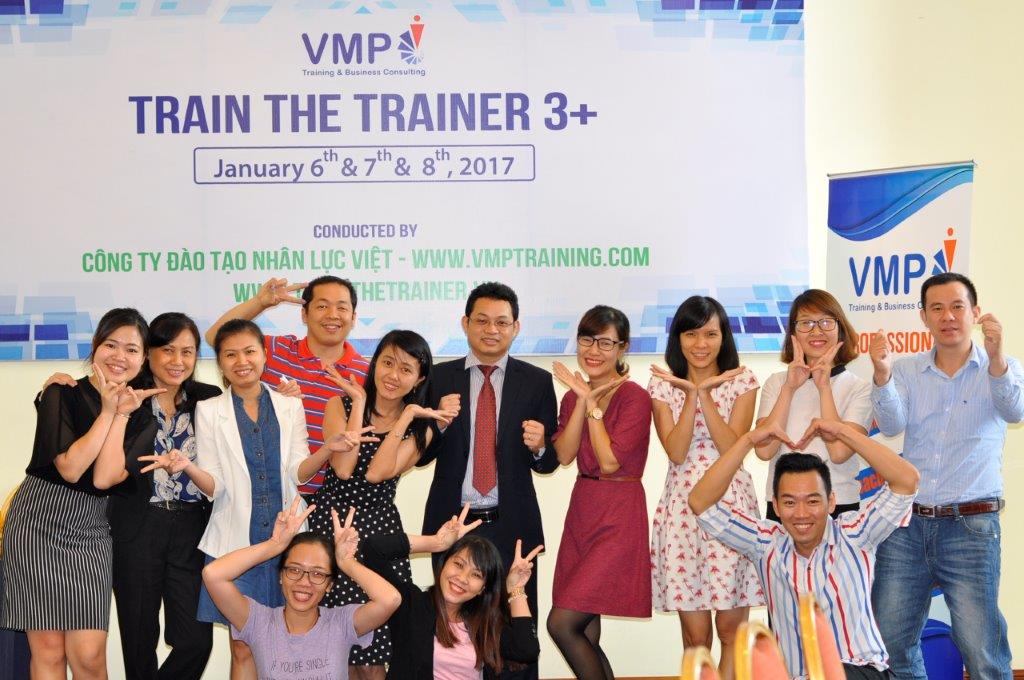 Trainer Phan Hữu Lộc cùng học viên tại khóa đào tạo dành cho giảng viên nội bộ